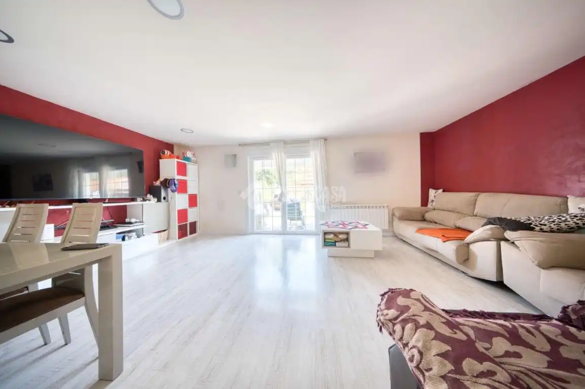 Sala de estar de Casa adosada en venta en Aldeamayor de San Martín con Calefacción y Jardín privado