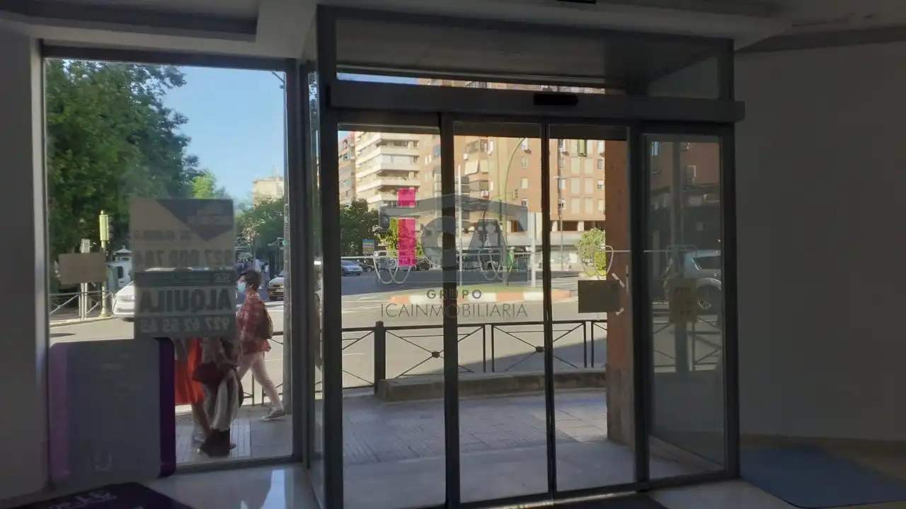 Local comercial en venda a PLAZA DE AMÉRICA (CRUZ DE LOS CAIDOS) CÁNOVAS, imagen 2