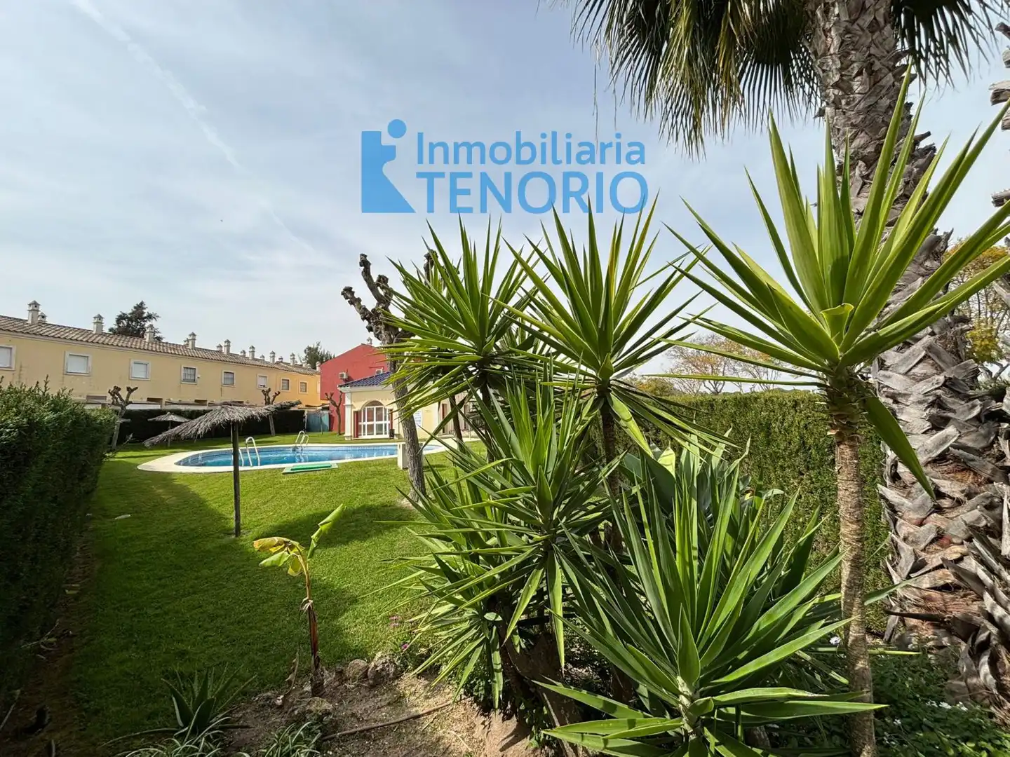 Vista exterior de Casa adosada en venta en Islantilla con Terraza, Trastero y Piscina comunitaria