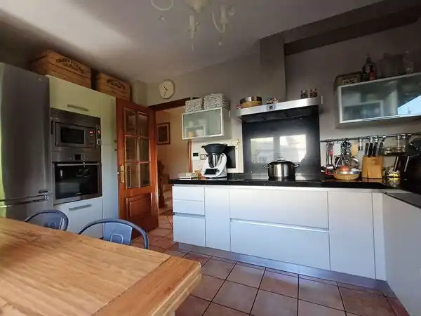 Cuina de Casa o xalet en venda en Vigo  amb Calefacció, Jardí privat i Parquet