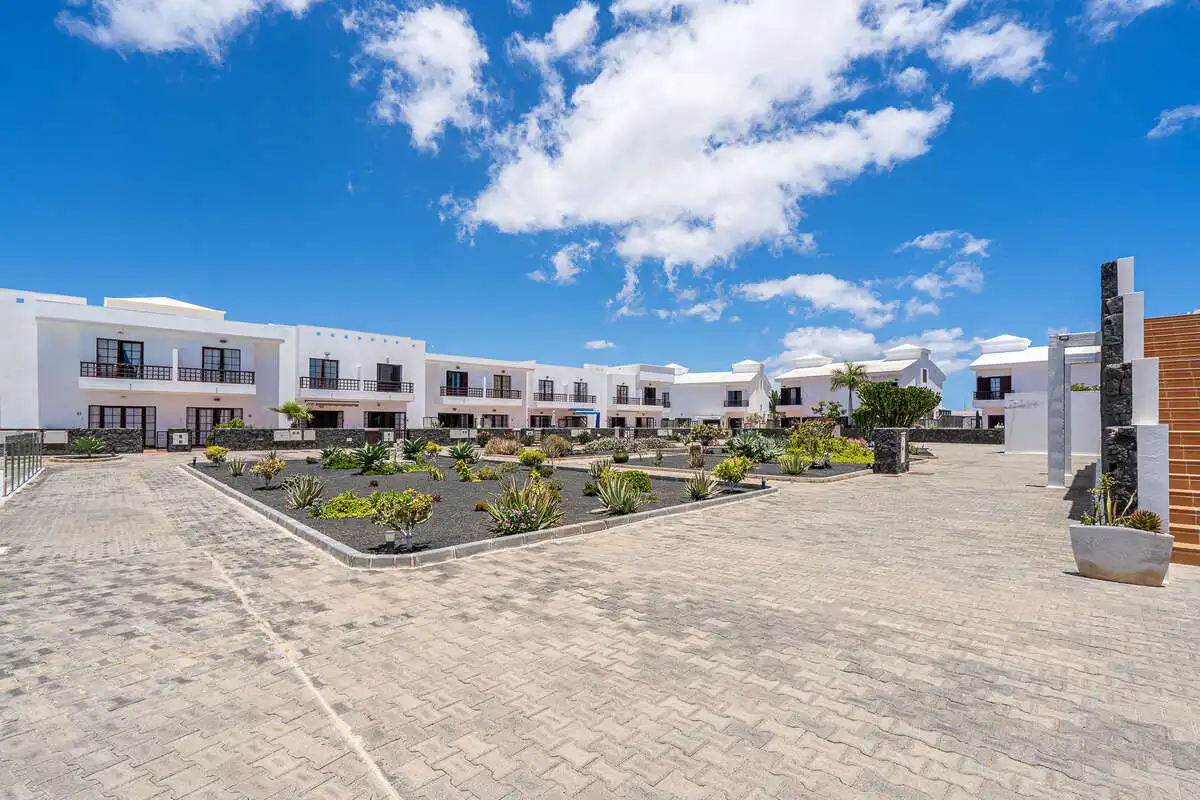 Vista exterior de Dúplex en venta en Teguise con Piscina comunitaria