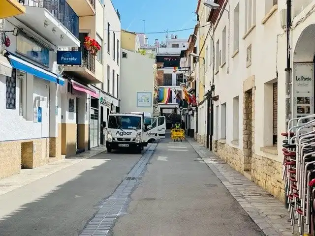 Vista exterior de Oficina en venda en Sitges amb Aire condicionat i Moblat
