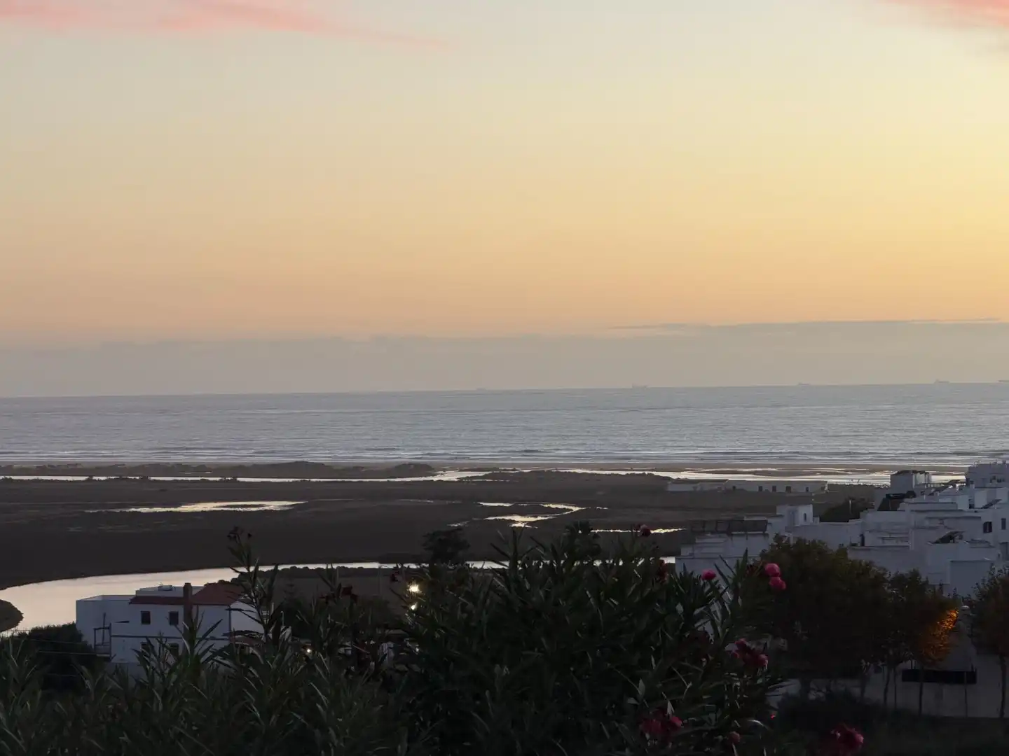 Vista exterior de Casa adosada en venda en Conil de la Frontera amb Terrassa, Traster i Piscina comunitària