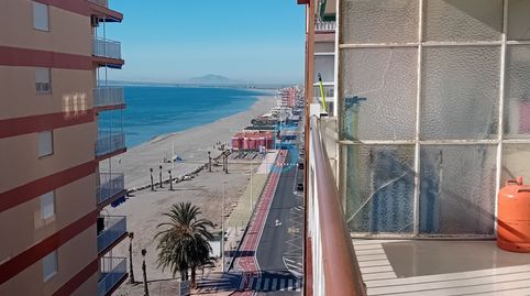 Este encantador ático de 3 habitaciones y 1 baño se encuentra en la mejor ubicación de la ciudad, a poca distancia de la playa, pa