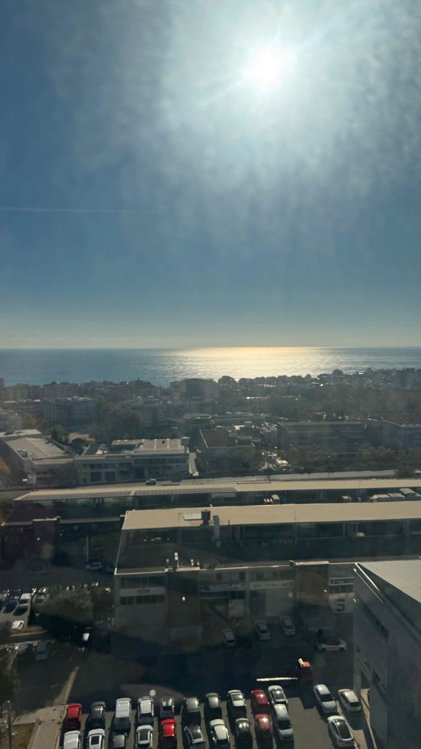 Vista exterior de Oficina de lloguer en Badalona amb Aire condicionat i Calefacció