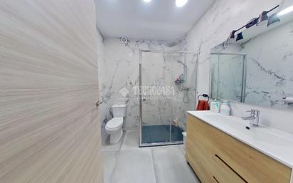 Bathroom of Flat for sale in Sabadell  with Air Conditioner, Terrace and Balcony