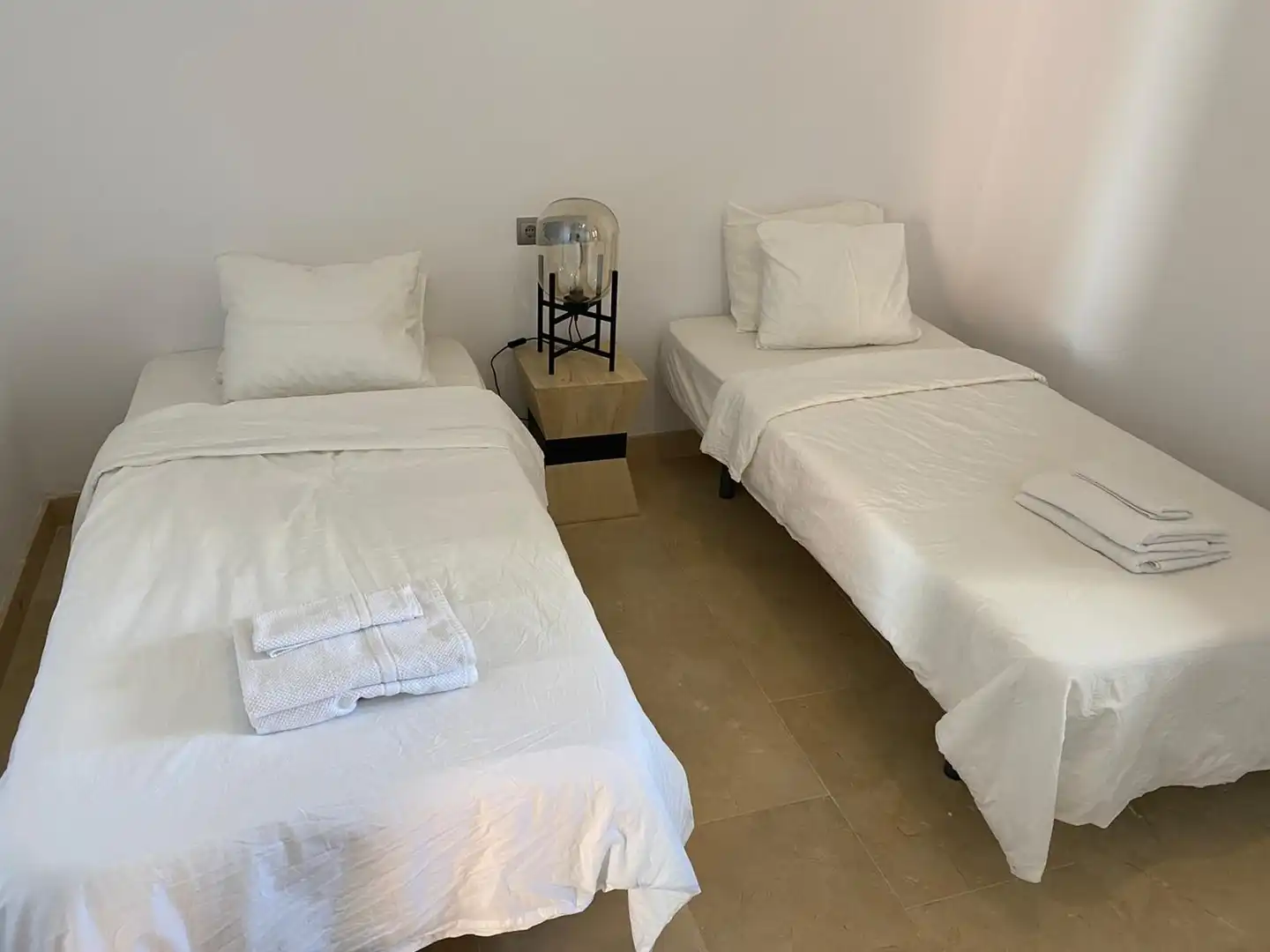 Habitación de Casa adosada de alquiler con opción a compra en Benahavís con Aire acondicionado, Terraza y Trastero