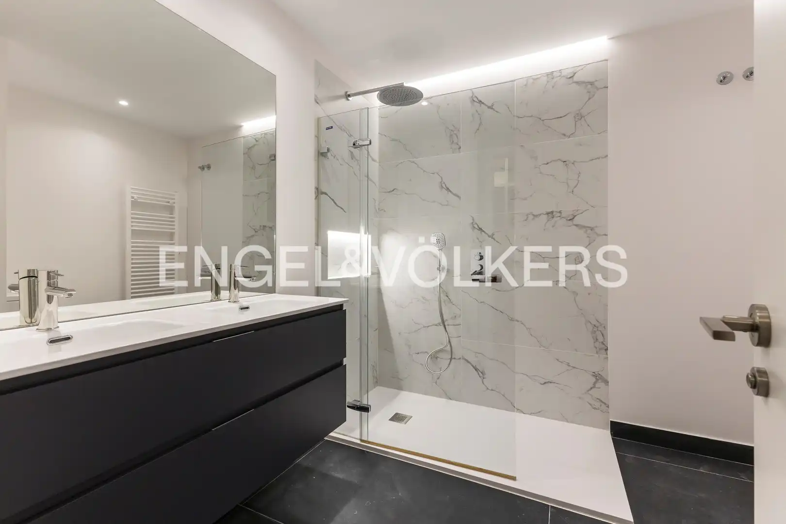 Bathroom of Flat for rent in Madrid  with Air Conditioner, Heating and Parquet flooring