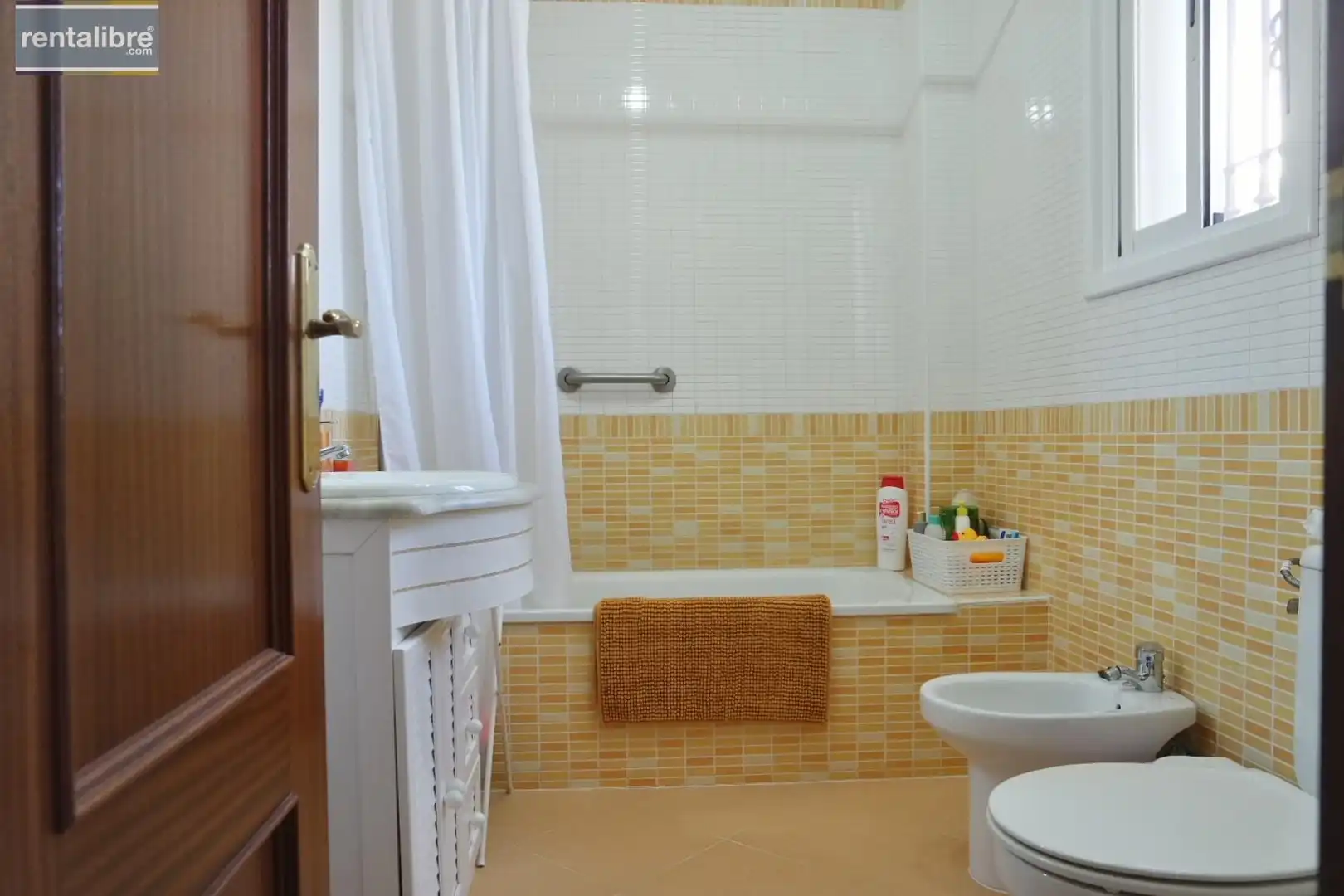 Baño de Casa adosada en venta en Chipiona con Aire acondicionado, Calefacción y Terraza