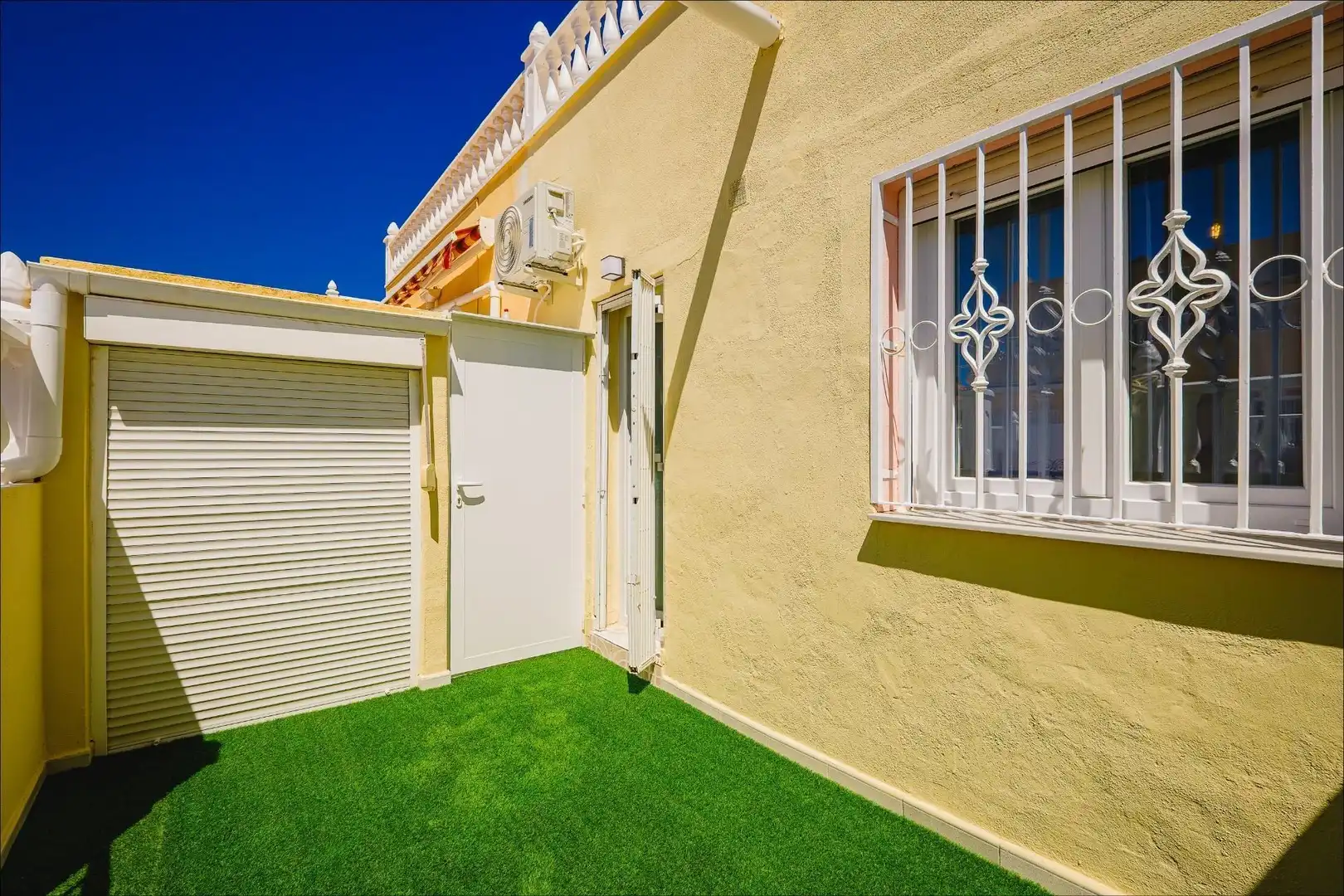 Vista exterior de Casa adosada en venta en Orihuela con Aire acondicionado, Terraza y Trastero