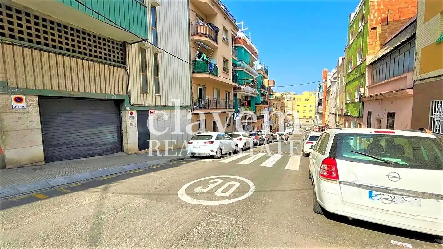Vista exterior de Garatge en venda en Barcelona