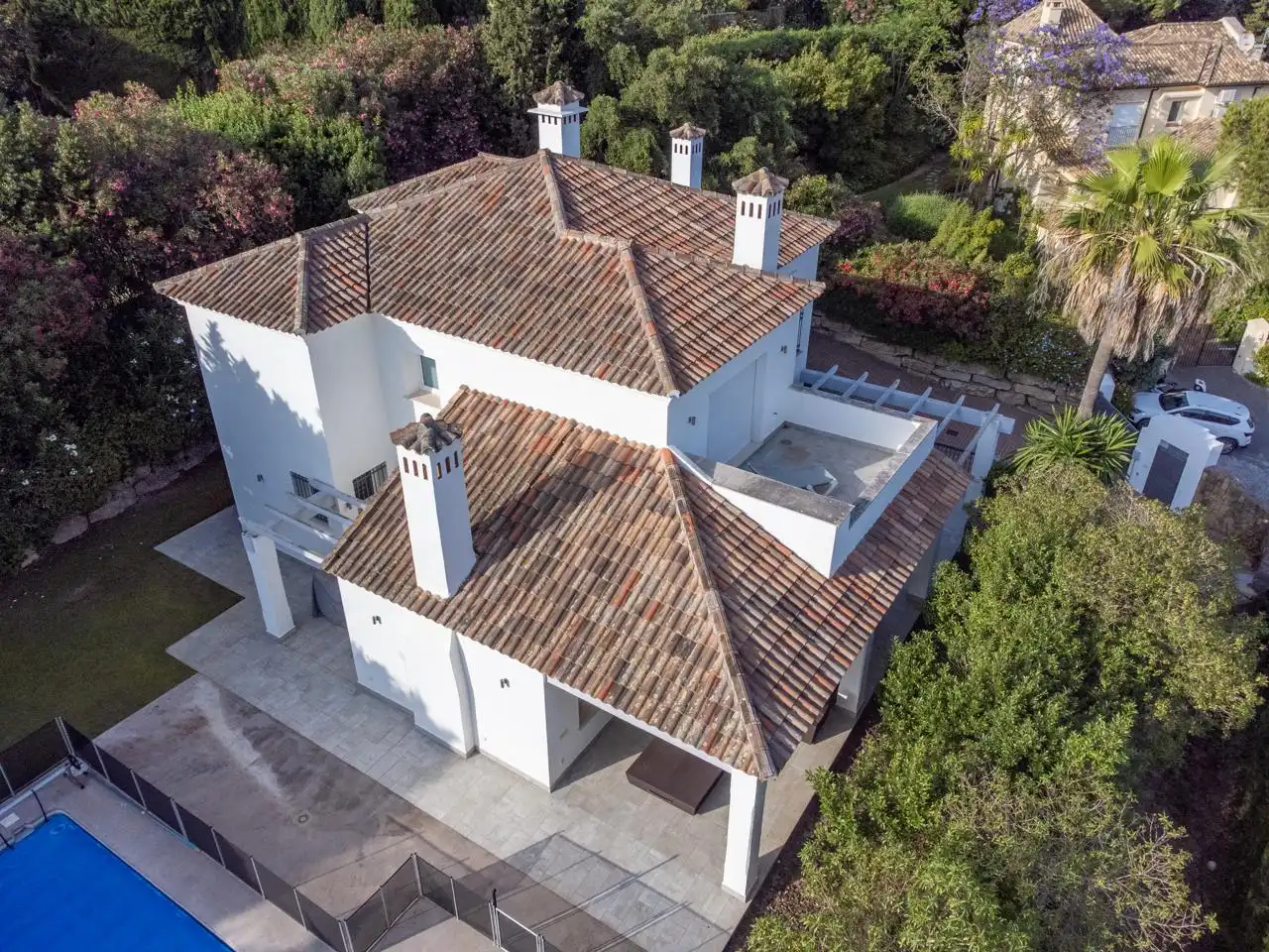 Vista exterior de Casa o xalet en venda en Sotogrande amb Aire condicionat, Jardí privat i Terrassa