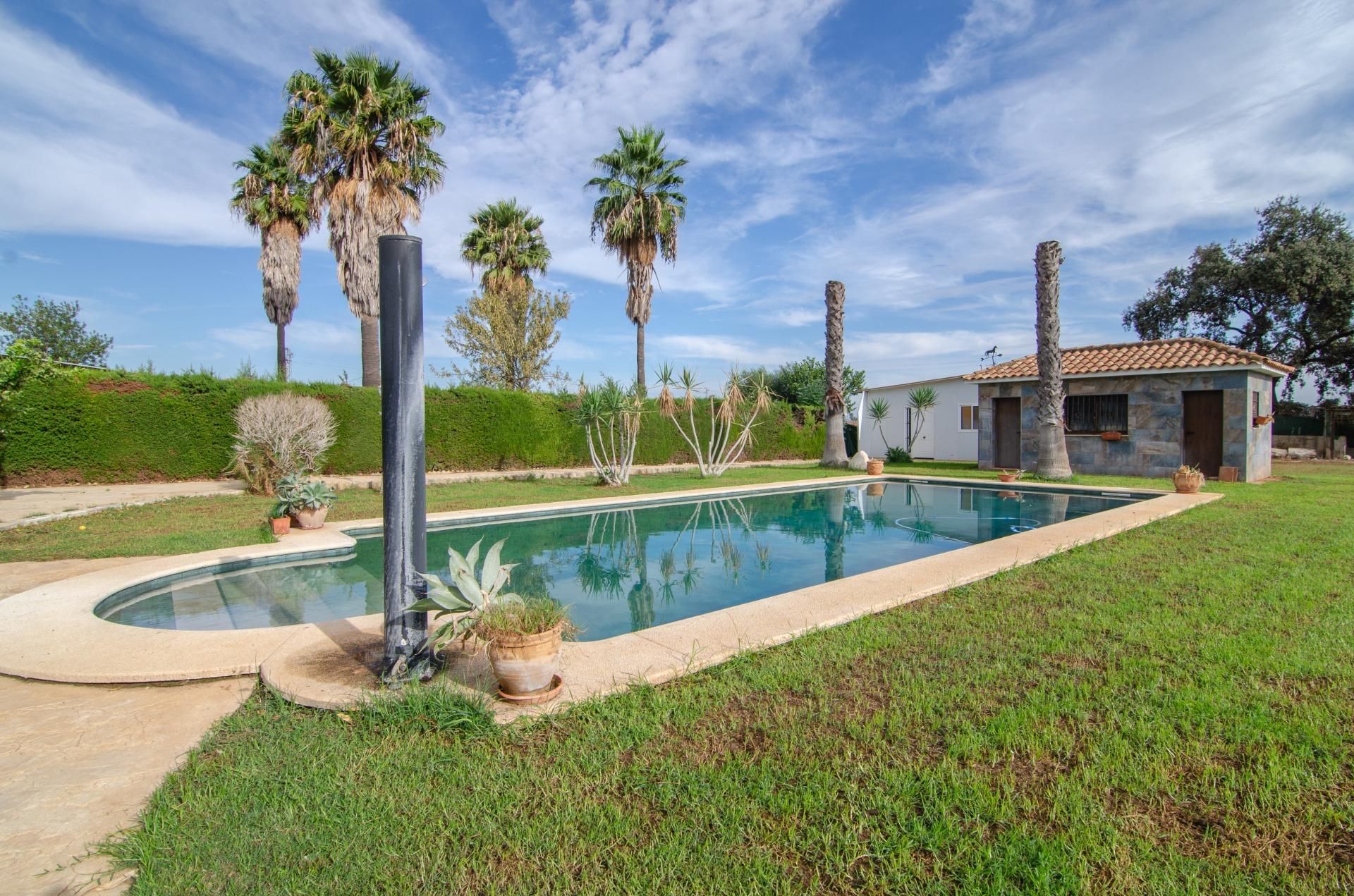 Piscina de Casa o xalet en venda en La Rinconada amb Aire condicionat, Jardí privat i Traster