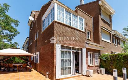 Vista exterior de Casa adosada en venda en Alicante / Alacant amb Aire condicionat, Terrassa i Piscina