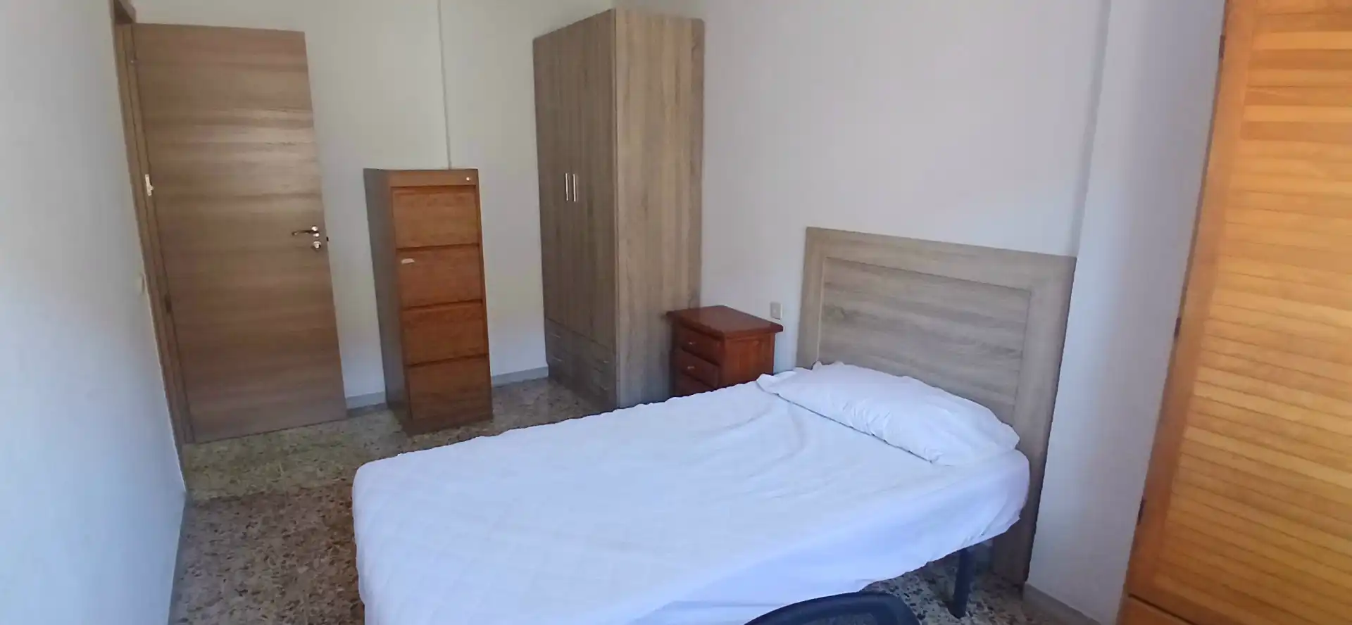 Dormitori de Pis per a compartir en Almería amb Aire condicionat, Terrassa i Moblat