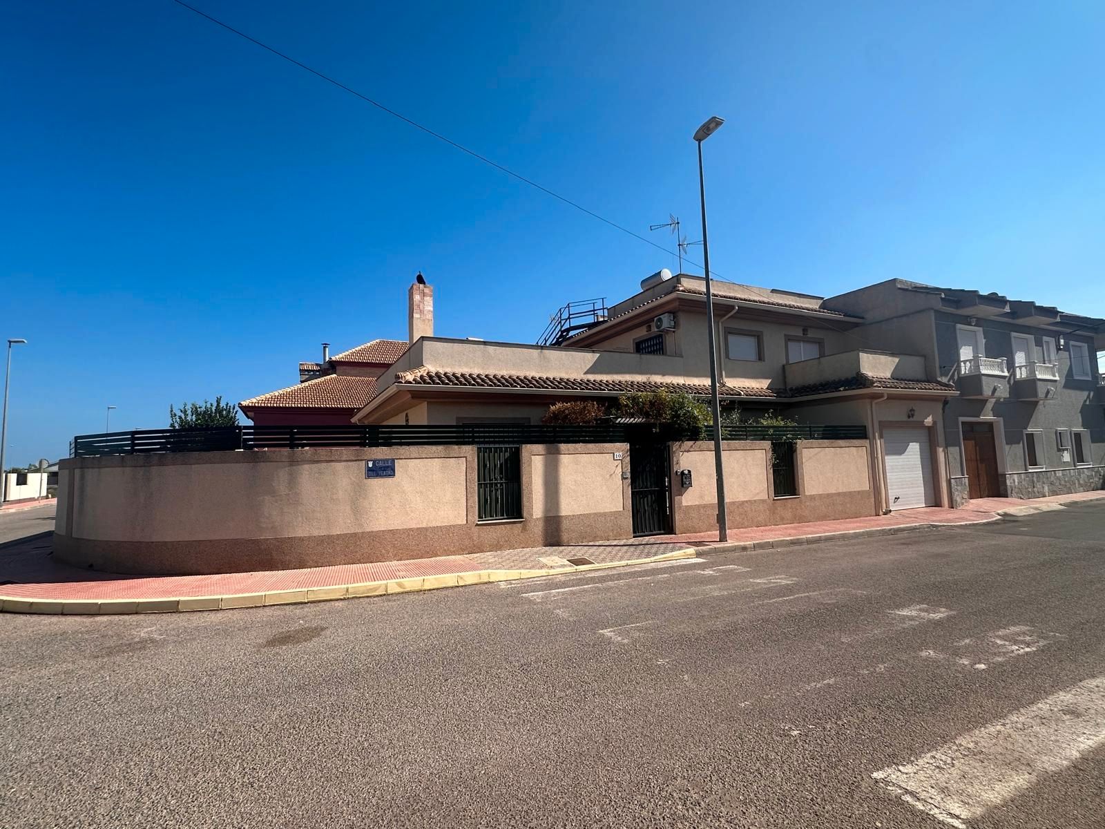 Vista exterior de Casa adosada en venda en Daya Nueva amb Aire condicionat, Calefacció i Jardí privat