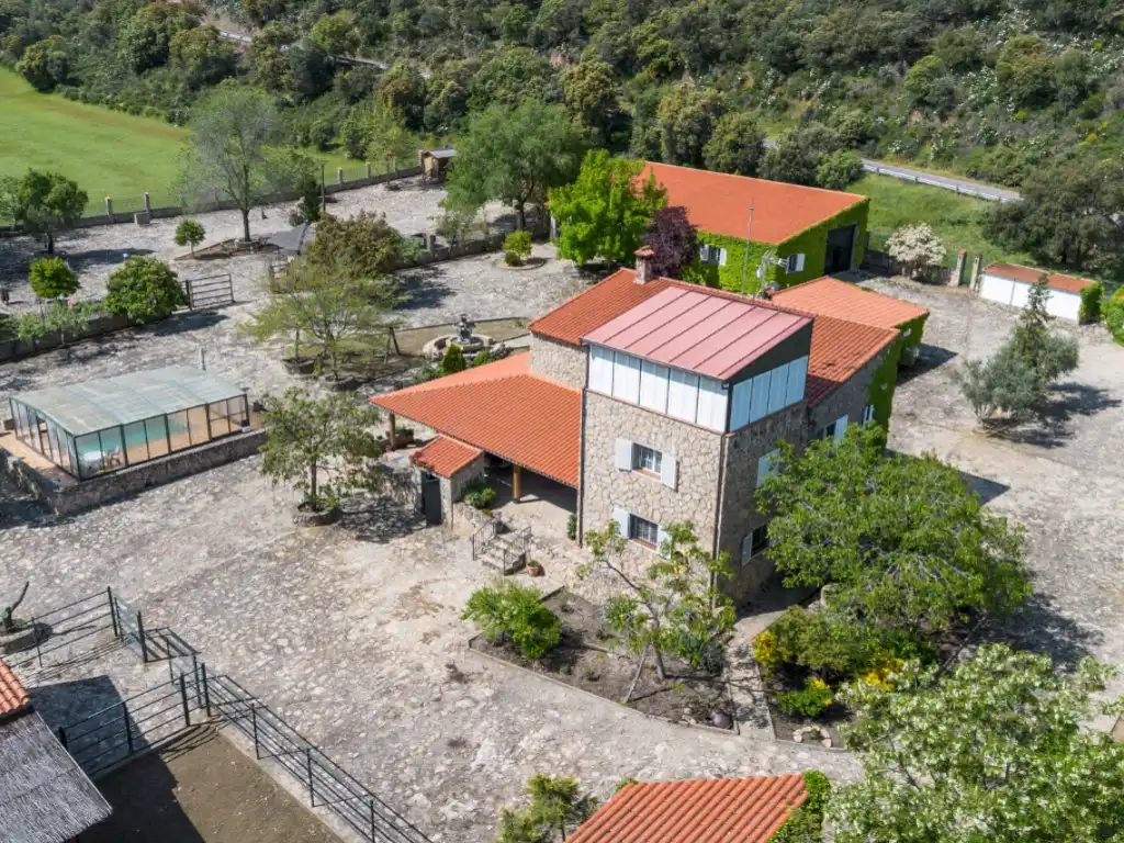 Vista exterior de Casa o chalet en venta en Espinoso del Rey con Terraza, Piscina y Amueblado