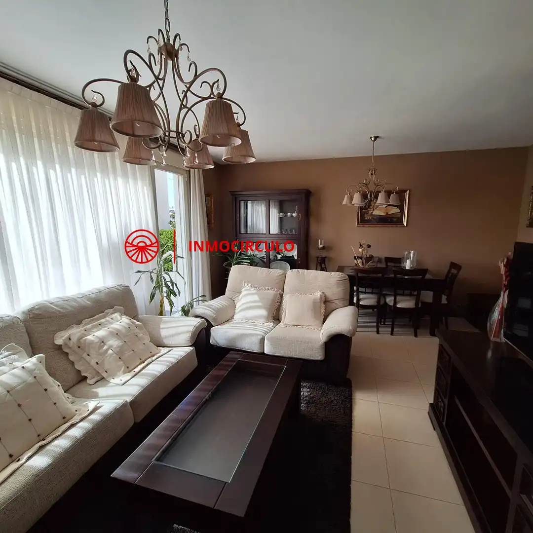 Sala d'estar de Casa adosada en venda en Burgos amb Jardí privat, Terrassa i Traster