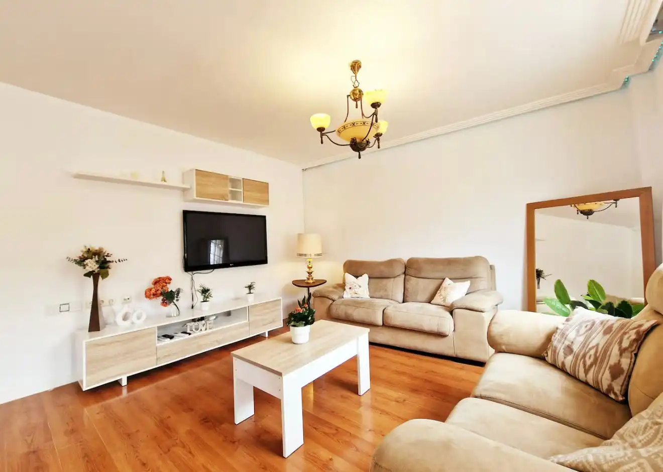 Sala d'estar de Casa adosada de lloguer en Málaga amb Aire condicionat, Calefacció i Jardí privat