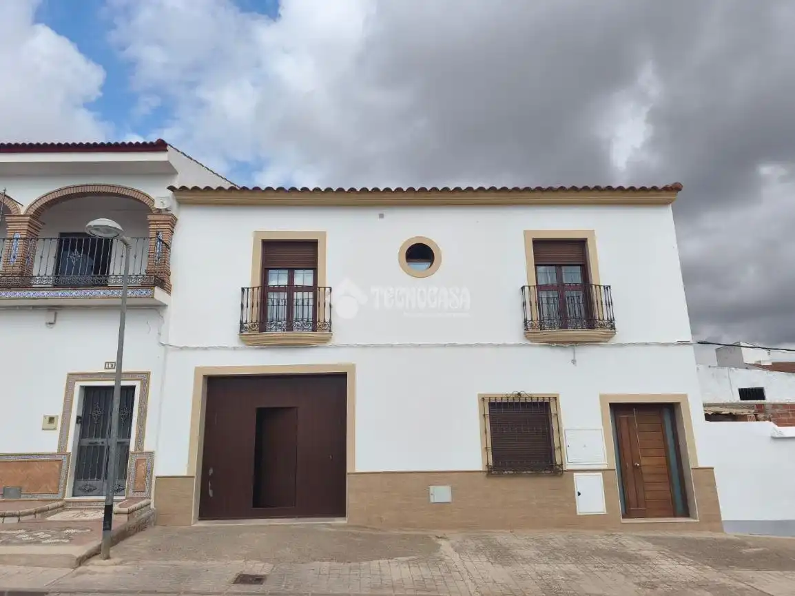 Vista exterior de Casa adosada en venda en La Carlota amb Aire condicionat i Calefacció