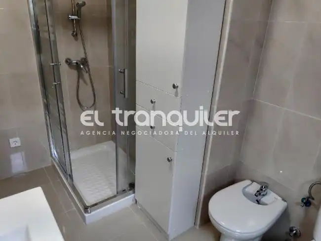 Baño de Piso de alquiler en Madrid con Terraza, Amueblado y Lavadora