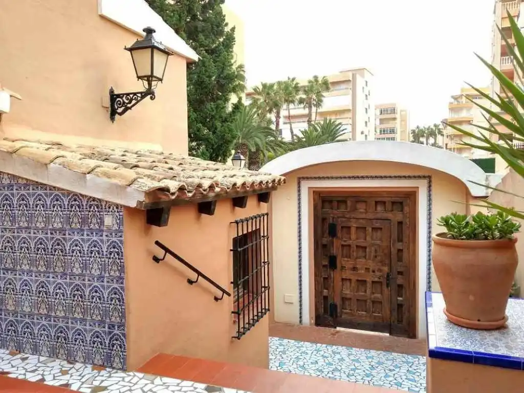 Außenansicht von Wohnungen zum Verkauf in Torrevieja mit Klimaanlage und Privatgarten