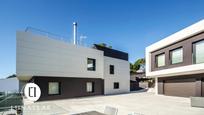 Vista exterior de Casa o xalet en venda en Castelldefels amb Aire condicionat, Terrassa i Piscina