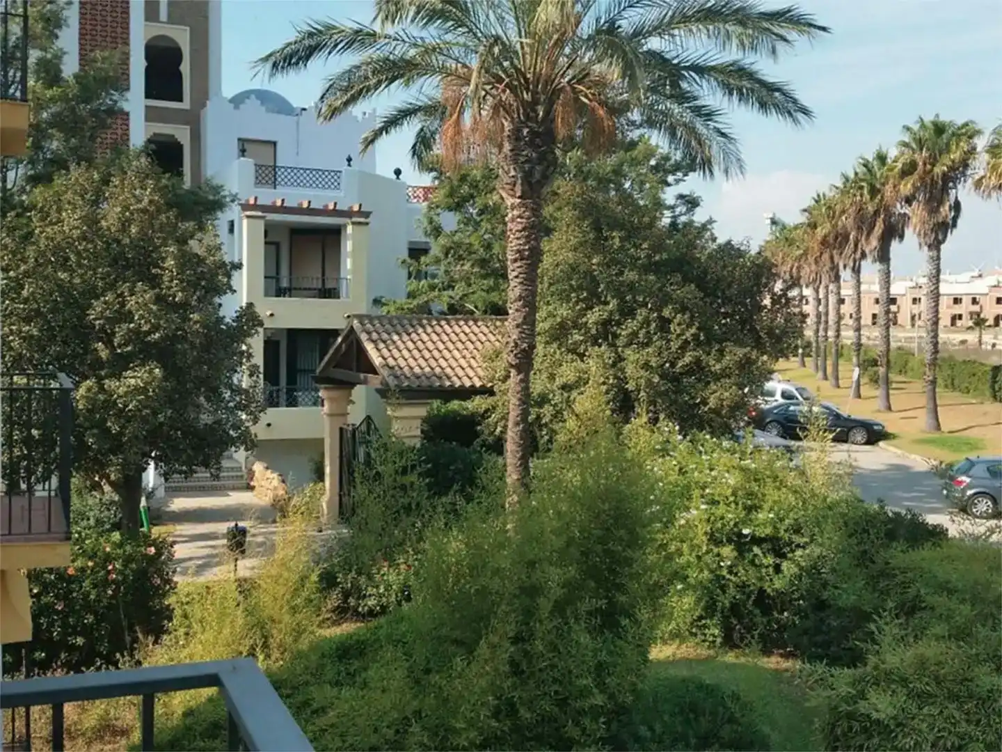 Außenansicht von Wohnungen zur Miete in Zahara de los Atunes mit Klimaanlage, Schwimmbad und Balkon
