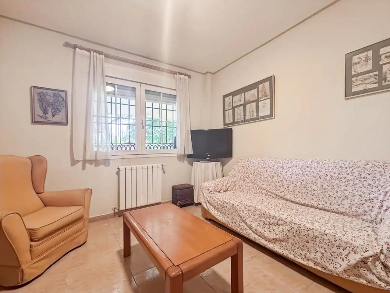 Sala d'estar de Casa o xalet en venda en Galapagar amb Calefacció, Jardí privat i Parquet