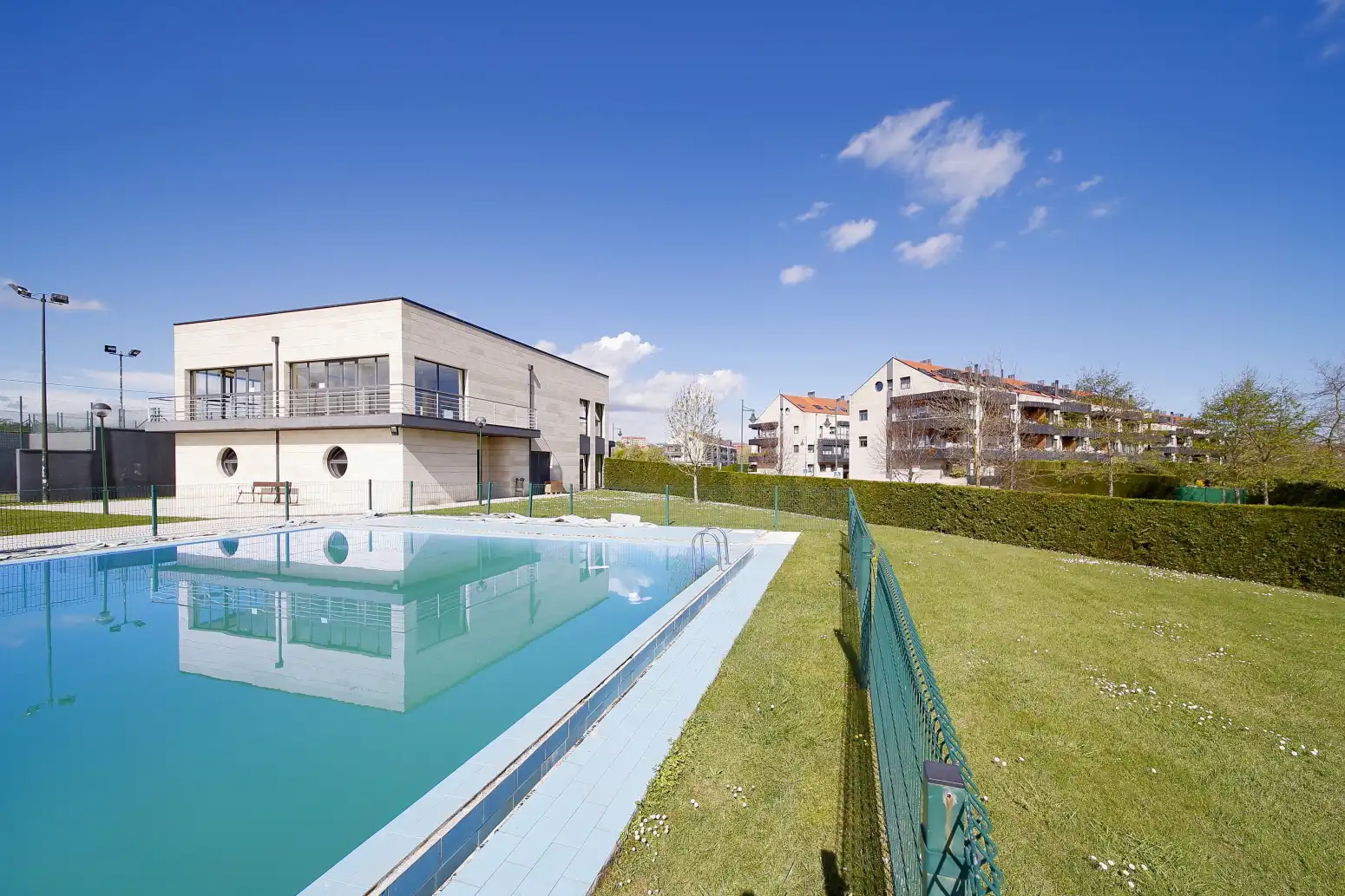 Piscina de Pis en venda en Gijón  amb Calefacció, Jardí privat i Parquet