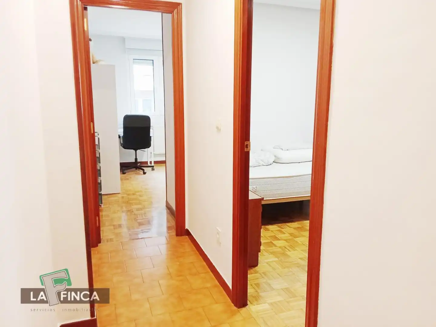 Dormitori de Pis de lloguer en Oviedo  amb Calefacció, Parquet i Terrassa
