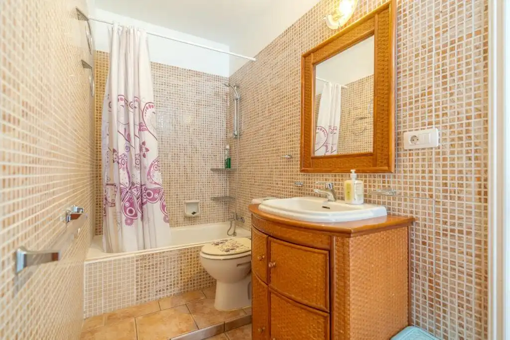 Badezimmer von Wohnungen zum Verkauf in Arona mit Privatgarten, Terrasse und Möbliert