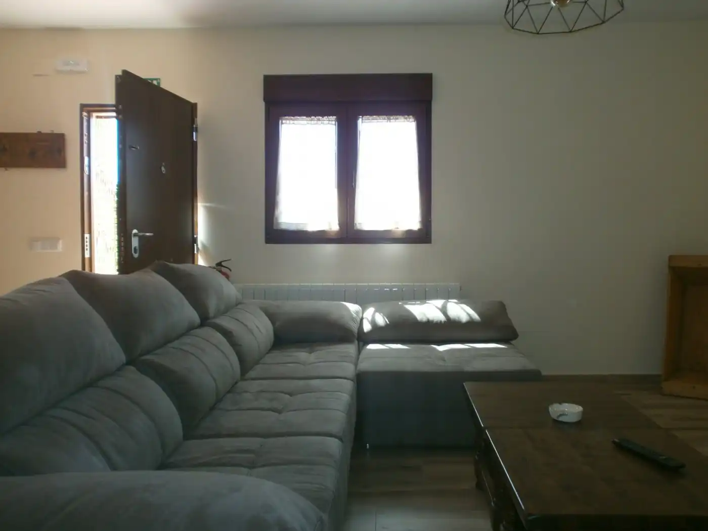 Sala d'estar de Casa o xalet en venda en Lastras del Pozo amb Calefacció, Jardí privat i Terrassa