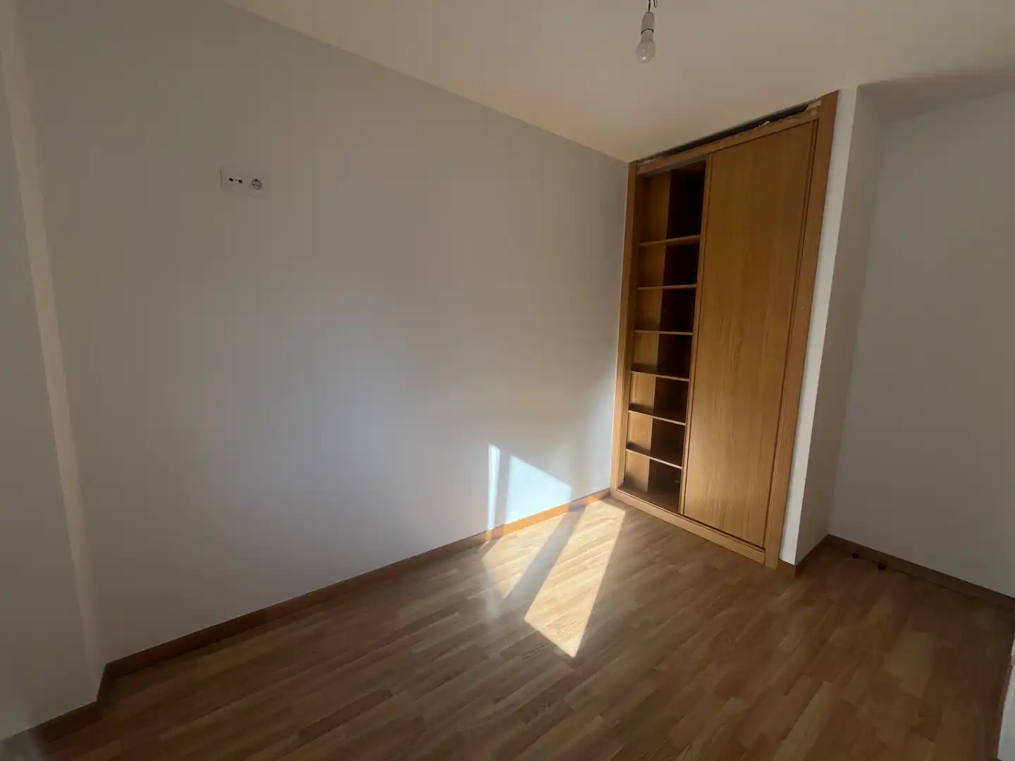 Bedroom of Flat for rent in Vigo   with Heating, Oven and Washing machine