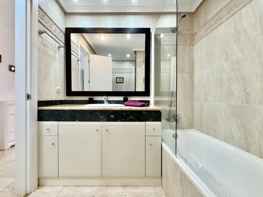 Badezimmer von Erdgeschoss zur Miete in Estepona mit Klimaanlage, Terrasse und Schwimmbad