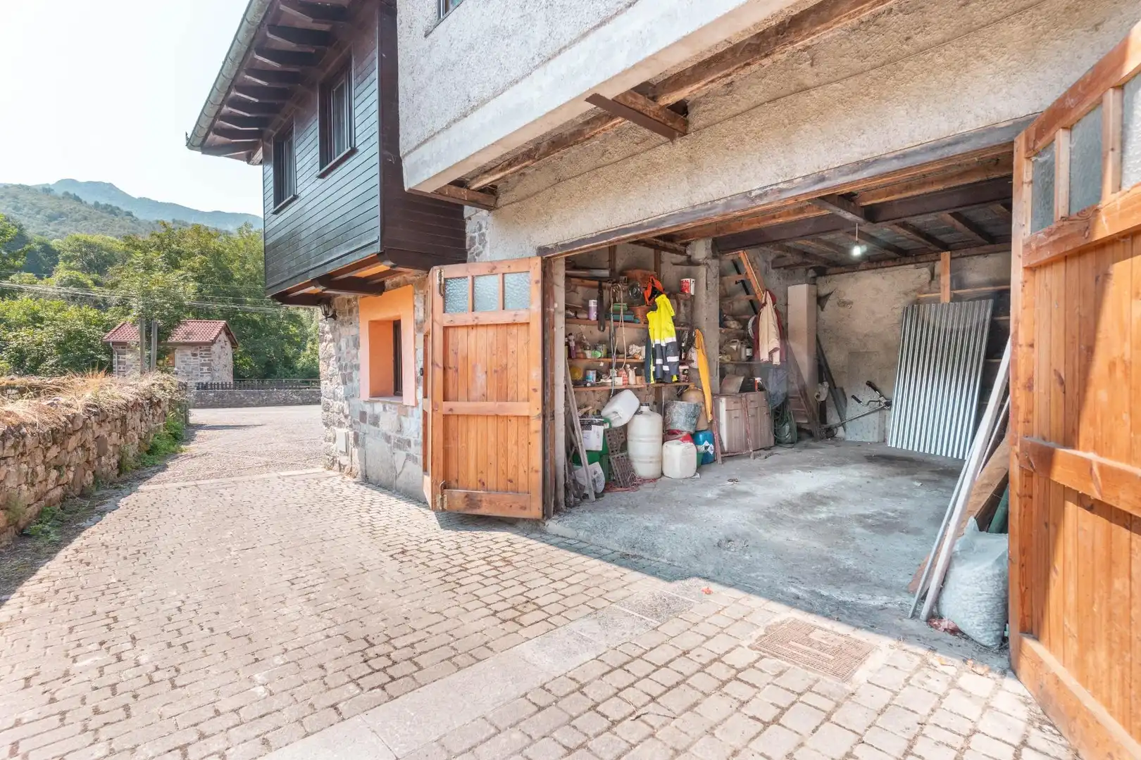 Vista exterior de Casa o xalet en venda en Sobrescobio amb Balcó