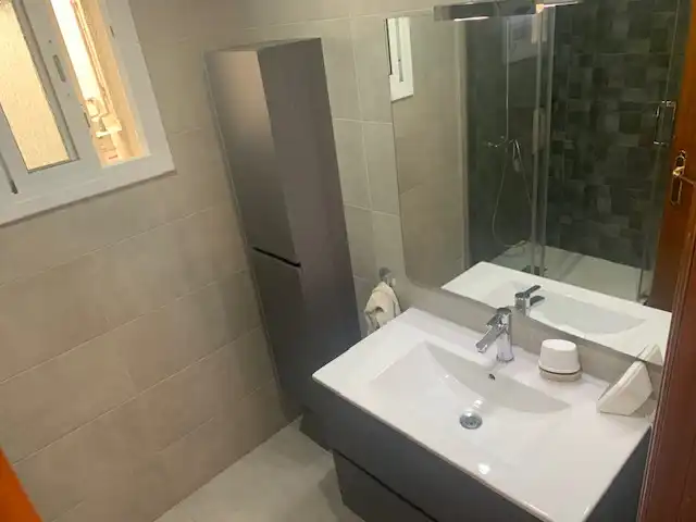 Badezimmer von Dachboden zum Verkauf in Badalona mit Klimaanlage, Heizung und Terrasse