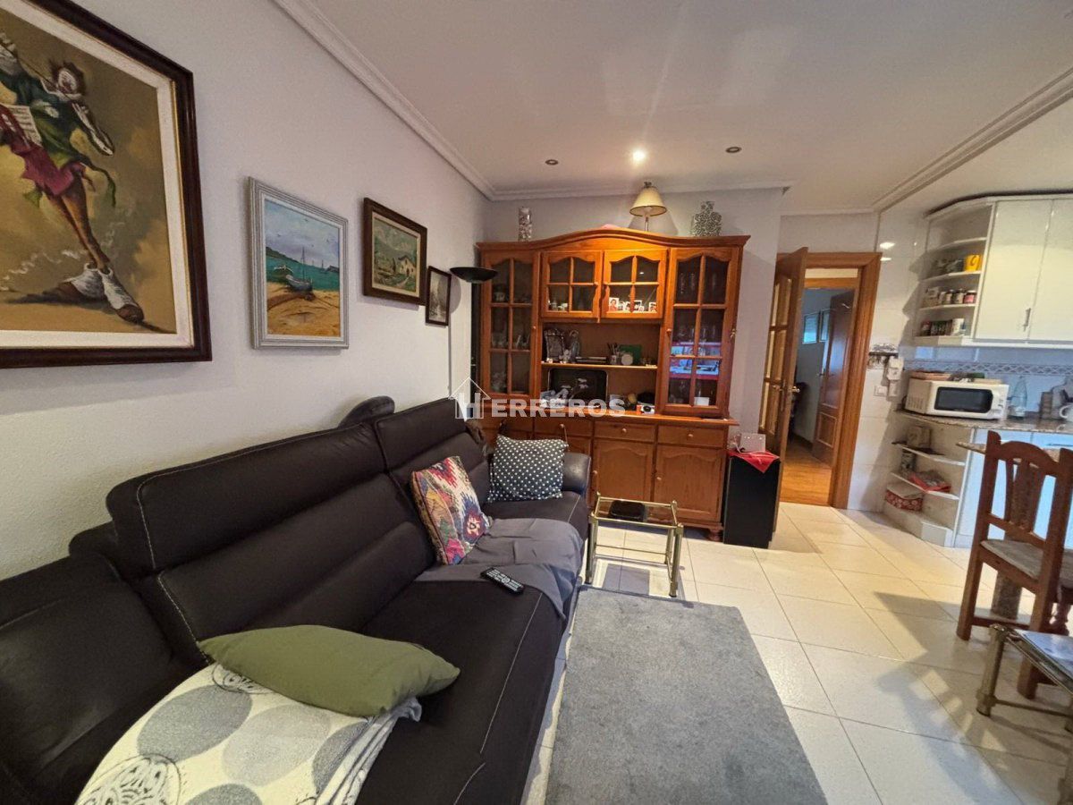 Sala d'estar de Pis en venda en  Logroño amb Calefacció, Parquet i Traster