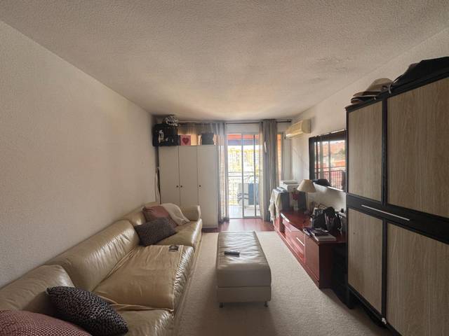 Piso en Venta en Calle FUENGIROLA en Palomeras Sureste