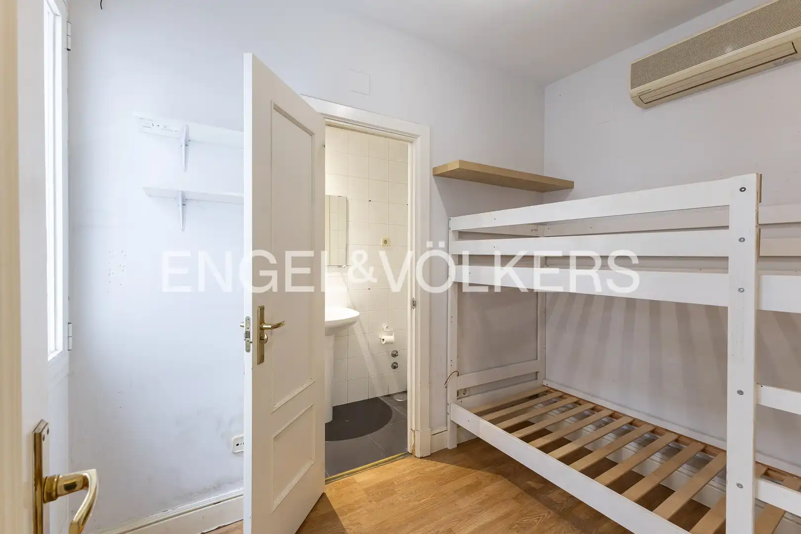 Habitación de Piso en venta en Madrid con Calefacción, Terraza y Trastero