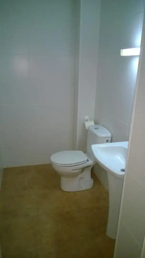 Bany de Oficina de lloguer en Elda amb Aire condicionat