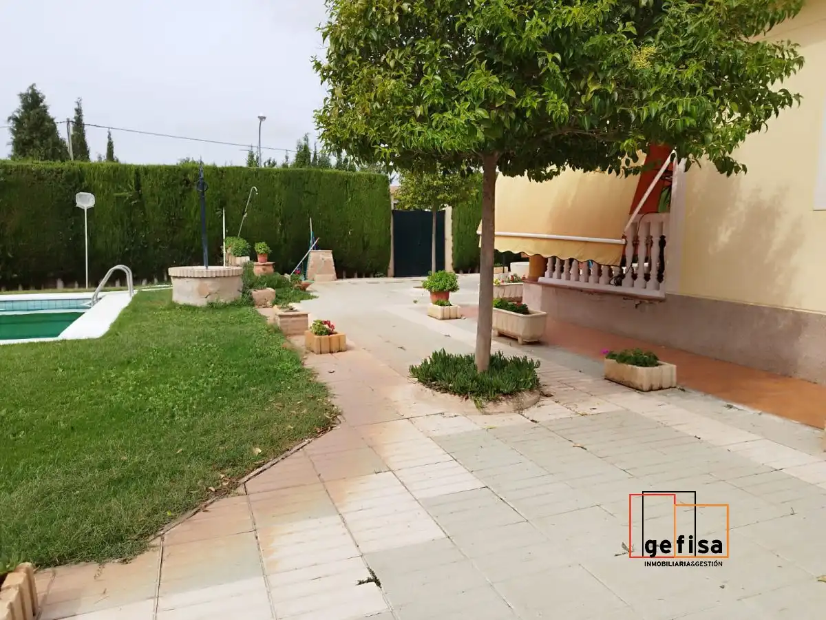 Jardín de Casa o chalet en venta en Valdepeñas con Calefacción, Trastero y Piscina