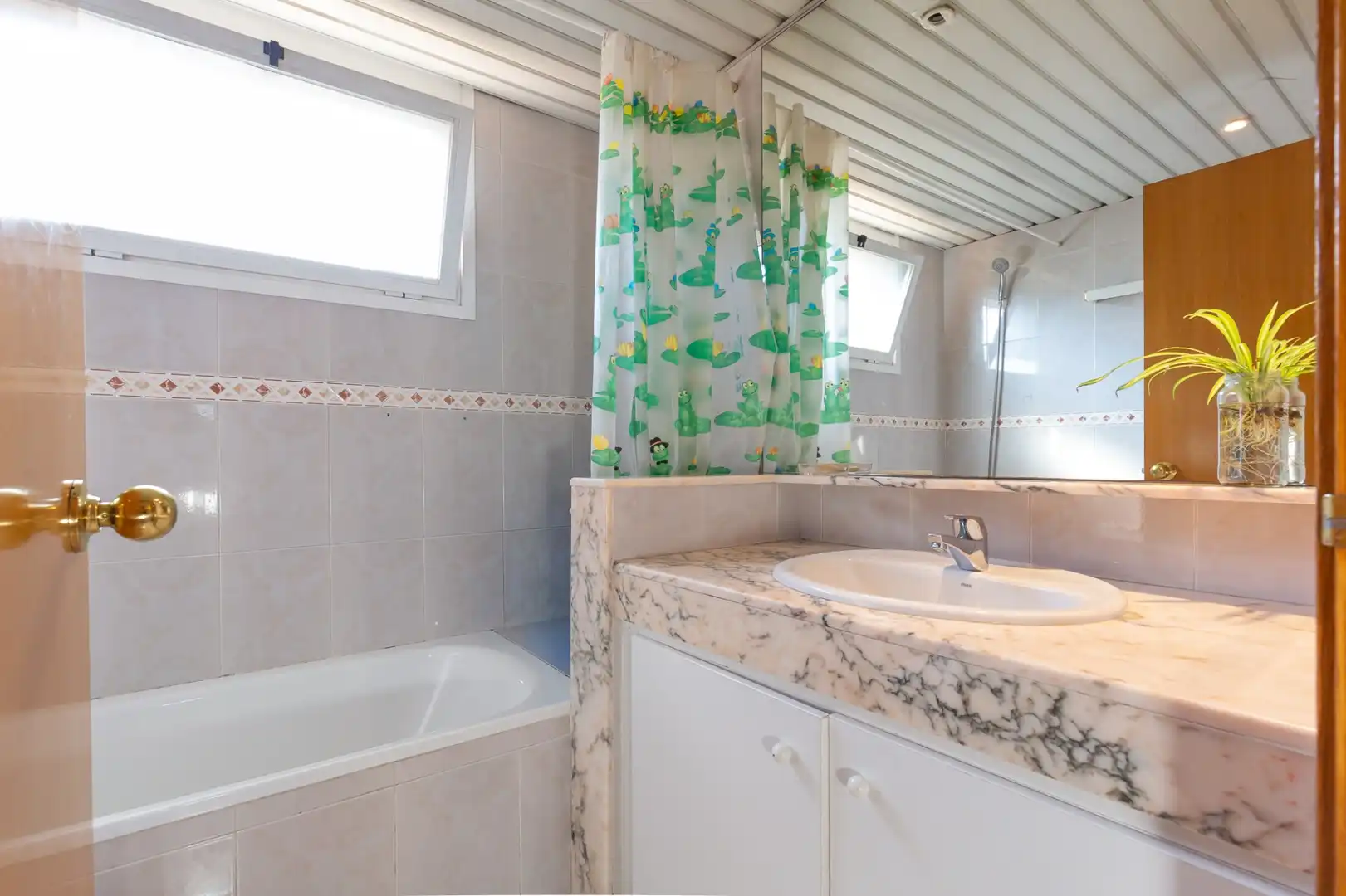 Badezimmer von Erdgeschoss zum Verkauf in Rubí mit Klimaanlage, Heizung und Terrasse