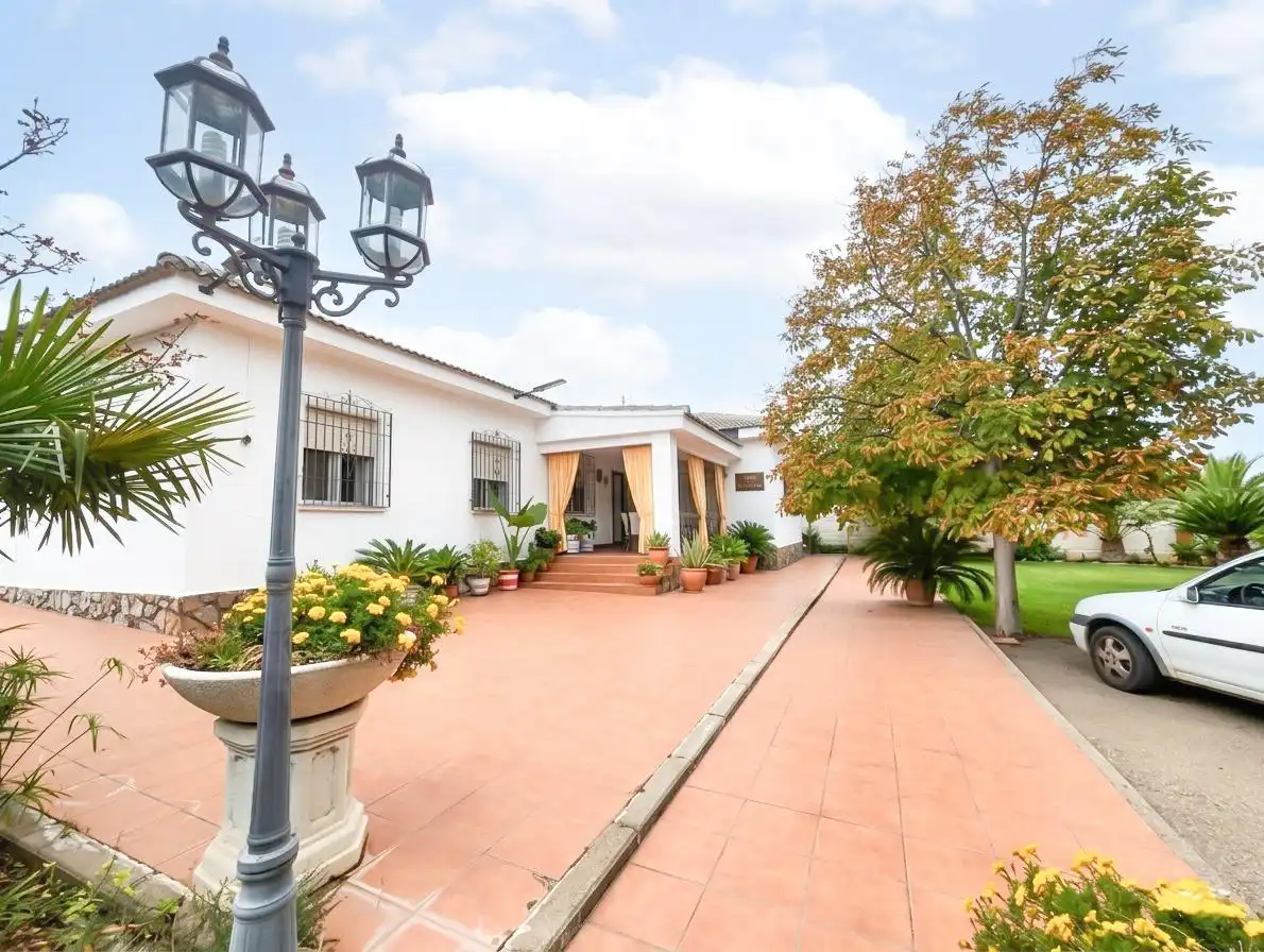 Vista exterior de Casa o xalet en venda en Puertollano amb Aire condicionat, Calefacció i Jardí privat
