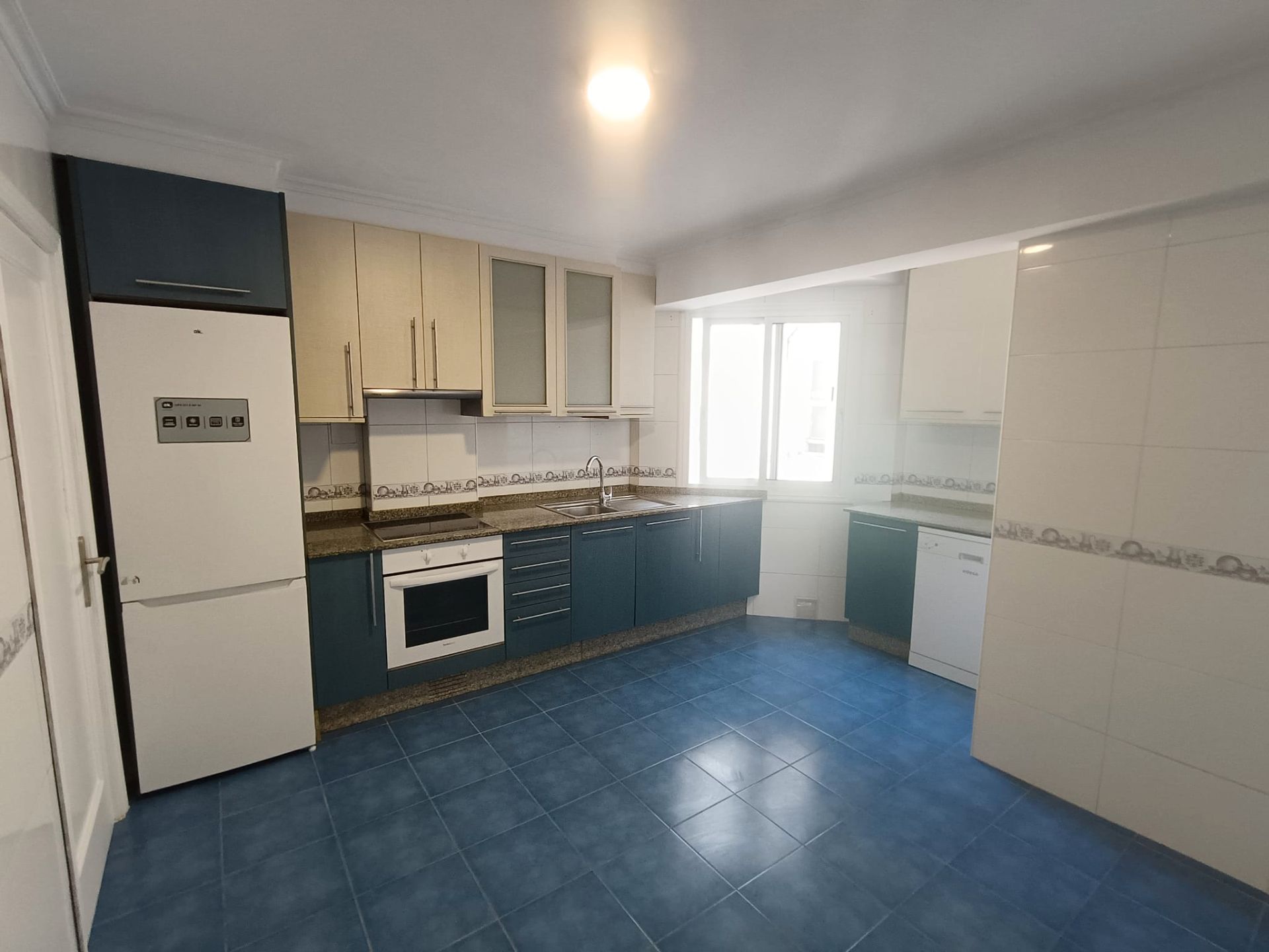 Cocina de Piso en venta en Vigo  con Horno y Lavadora