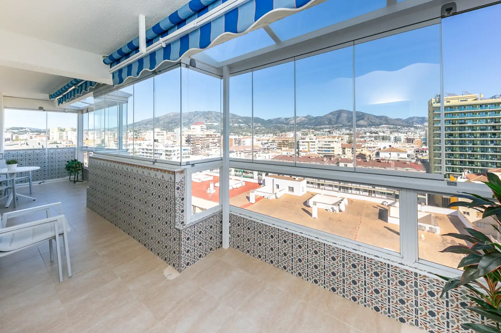 Terrasse von Dachboden zur Miete in Fuengirola mit Klimaanlage, Terrasse und Möbliert