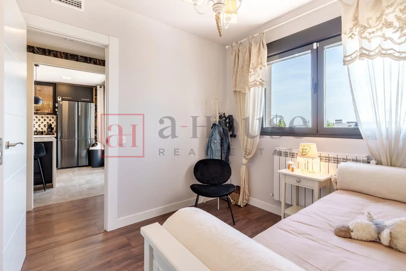 Habitación de Casa adosada en venta en Boadilla del Monte con Aire acondicionado, Calefacción y Jardín privado