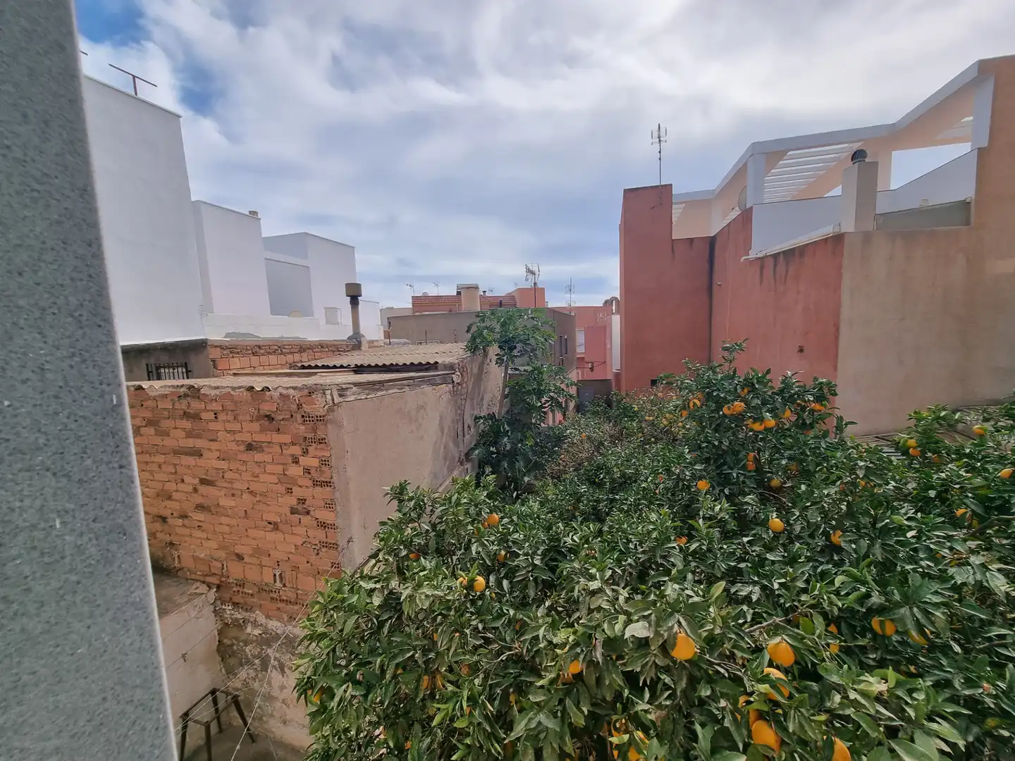 Vista exterior de Casa o xalet en venda en Almería amb Jardí privat, Terrassa i Moblat
