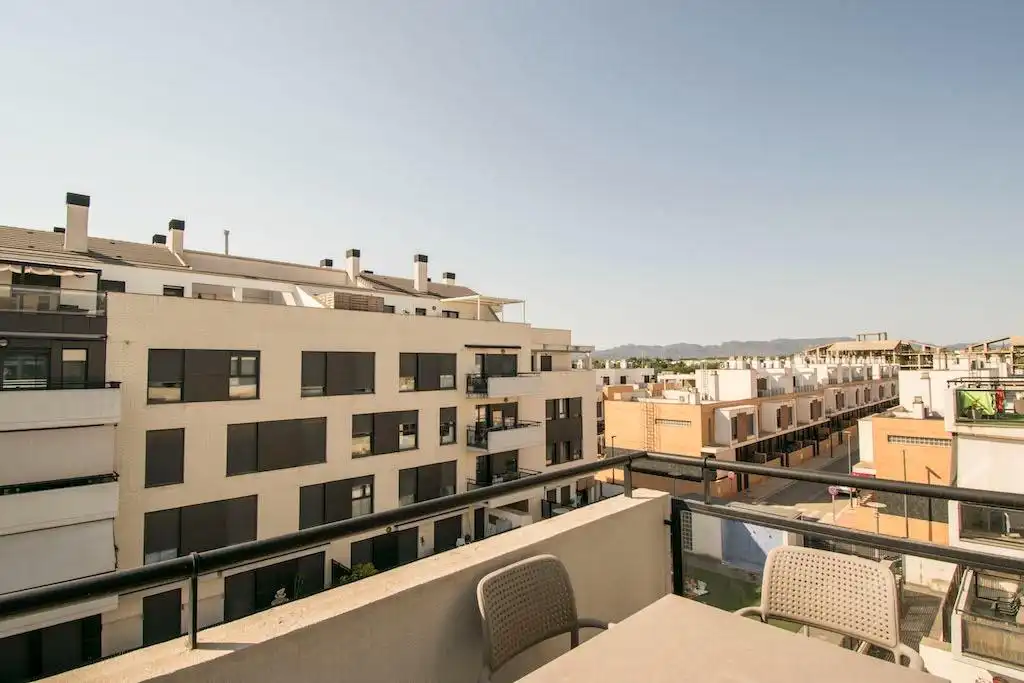 Terraza de Ático de alquiler en La Pobla de Vallbona con Aire acondicionado, Calefacción y Jardín privado