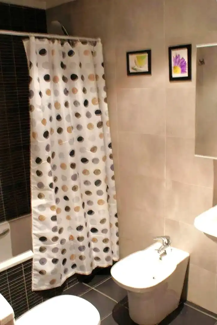 Baño de Piso de alquiler en Oviedo  con Calefacción, Trastero y Amueblado